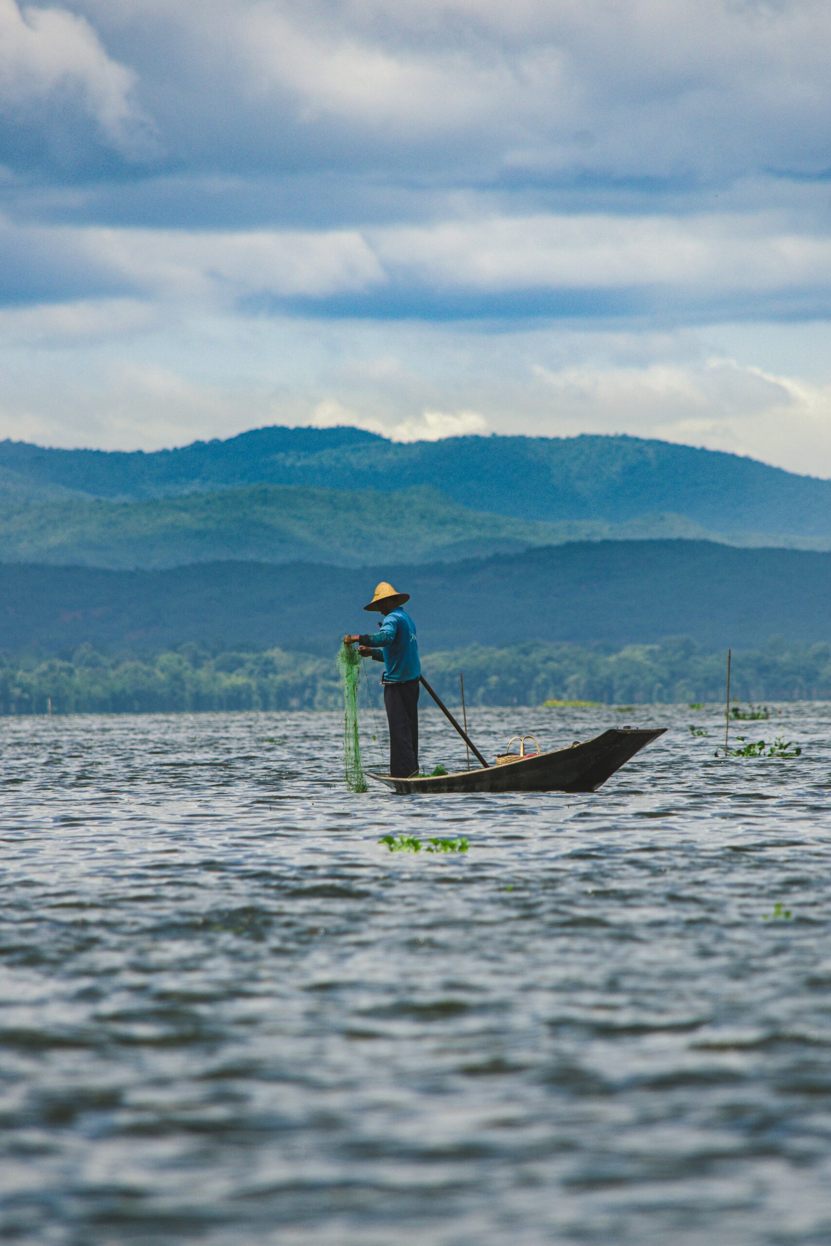 Mãos segurando uma rede de pesca